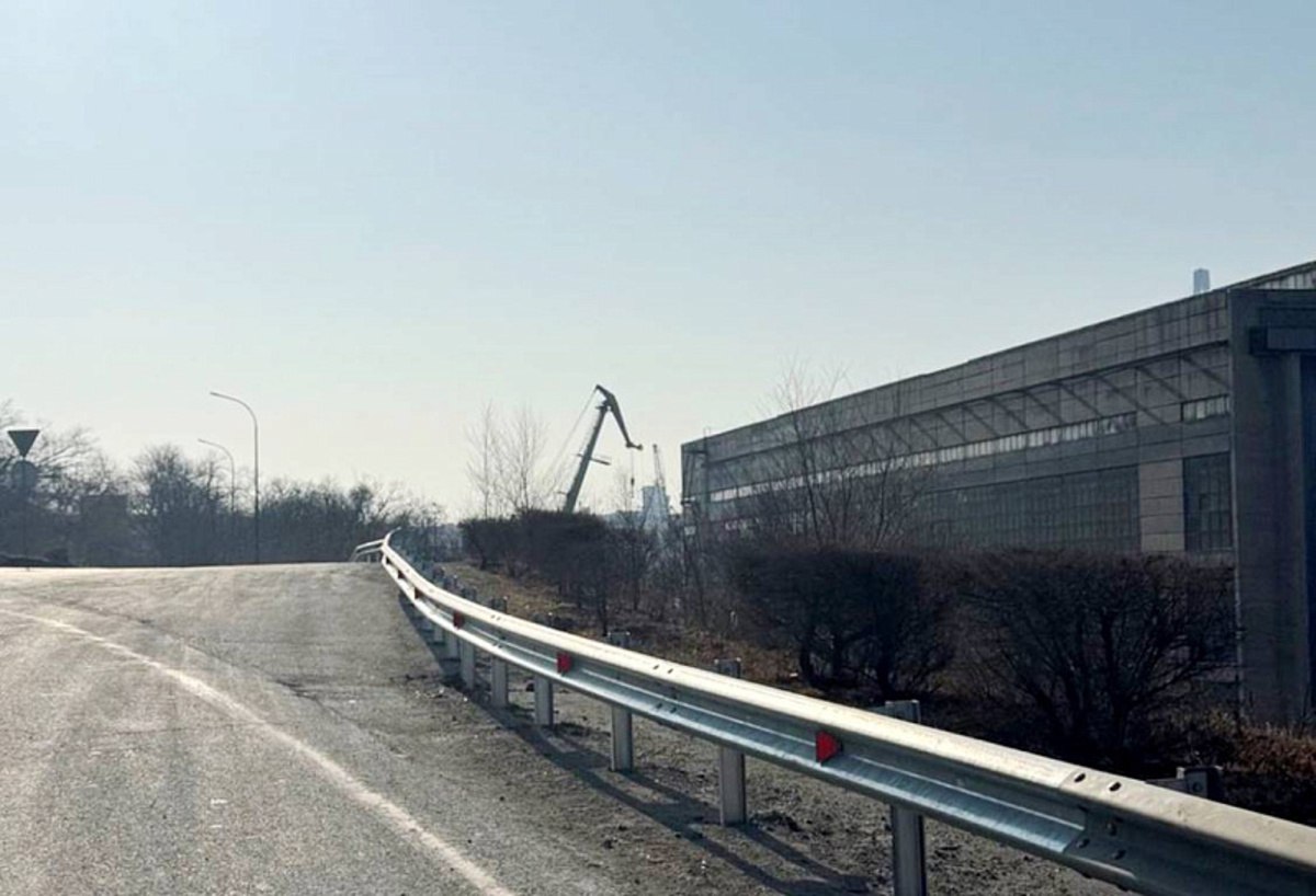 На трассе от «Восточной верфи» до съезда на остров Русский установили почти 1,4 километра лееров На трассе от «Восточной верфи» до съезда на остров Русский установили почти 1,4 километра лееров