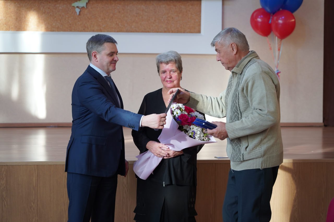 Евгений Корж: Почетный знак «Семейная доблесть» вручил 10-ти семейным парам наших уссурийцев