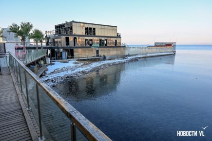 Ночью во Владивостоке вспыхнул пожар на барже с рестораном на набережной Спортивной гавани