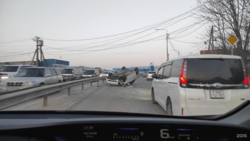 На Выселковой в районе поворота на Китай-город перевернулся Toyota Prius/ Собрался крупный затор со стороны Рудневского моста