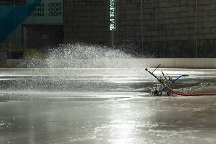 Во Владивостоке продолжается работа по подготовке зимних спортивных объектов: осуществляется заливка хоккейных коробок и катков