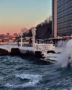 На владивостокской набережной выросли «ангелы» — все из-за сильного ветра и морской воды