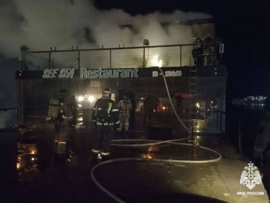 Ресторан на барже загорелся минувшей ночью во Владивостоке