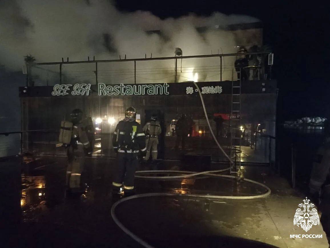 Ресторан на барже загорелся минувшей ночью во Владивостоке