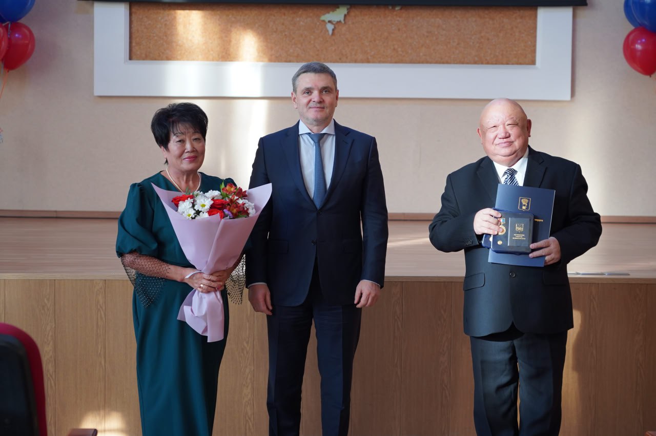 Евгений Корж: Почетный знак «Семейная доблесть» вручил 10-ти семейным парам наших уссурийцев Евгений Корж: Почетный знак «Семейная доблесть» вручил 10-ти семейным парам наших уссурийцев