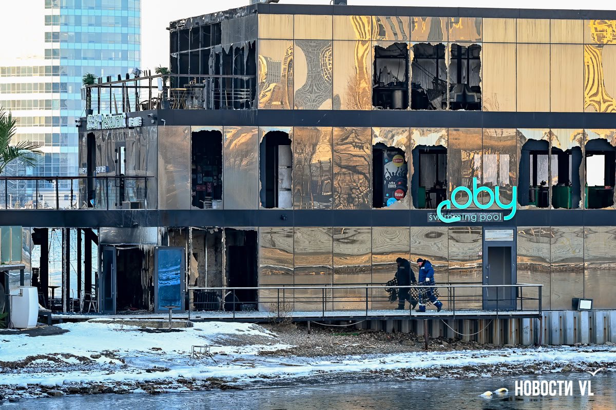 Ресторан на барже в центре Владивостока сгорел ночью, никто не пострадал Ресторан на барже в центре Владивостока сгорел ночью, никто не пострадал
