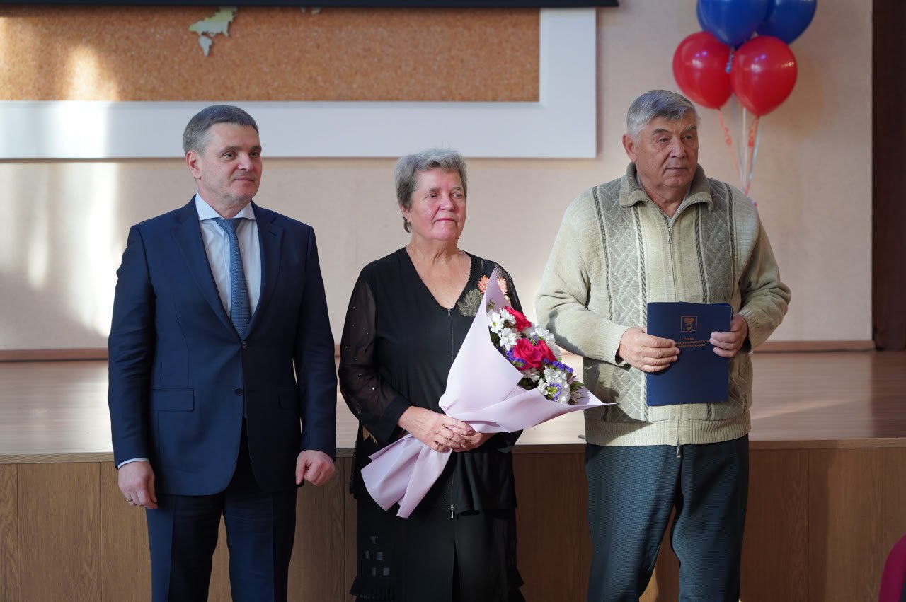 Евгений Корж: Почетный знак «Семейная доблесть» вручил 10-ти семейным парам наших уссурийцев Евгений Корж: Почетный знак «Семейная доблесть» вручил 10-ти семейным парам наших уссурийцев