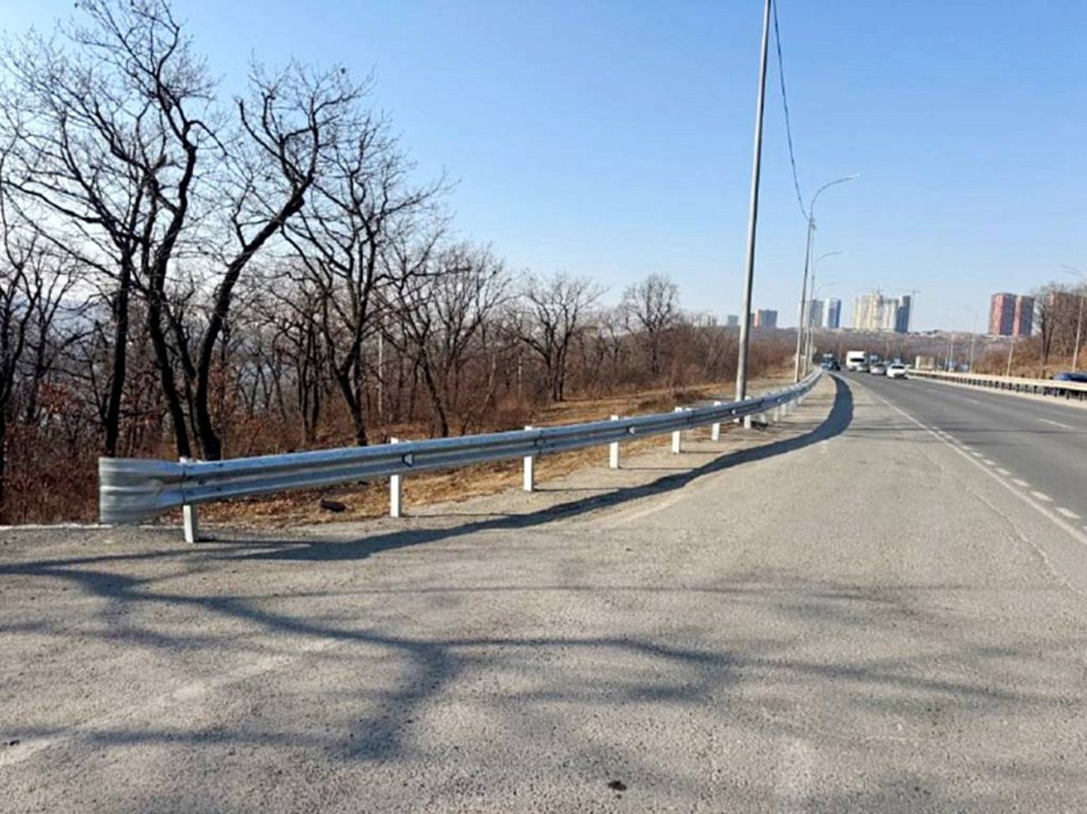 На трассе от «Восточной верфи» до съезда на остров Русский установили почти 1,4 километра лееров На трассе от «Восточной верфи» до съезда на остров Русский установили почти 1,4 километра лееров