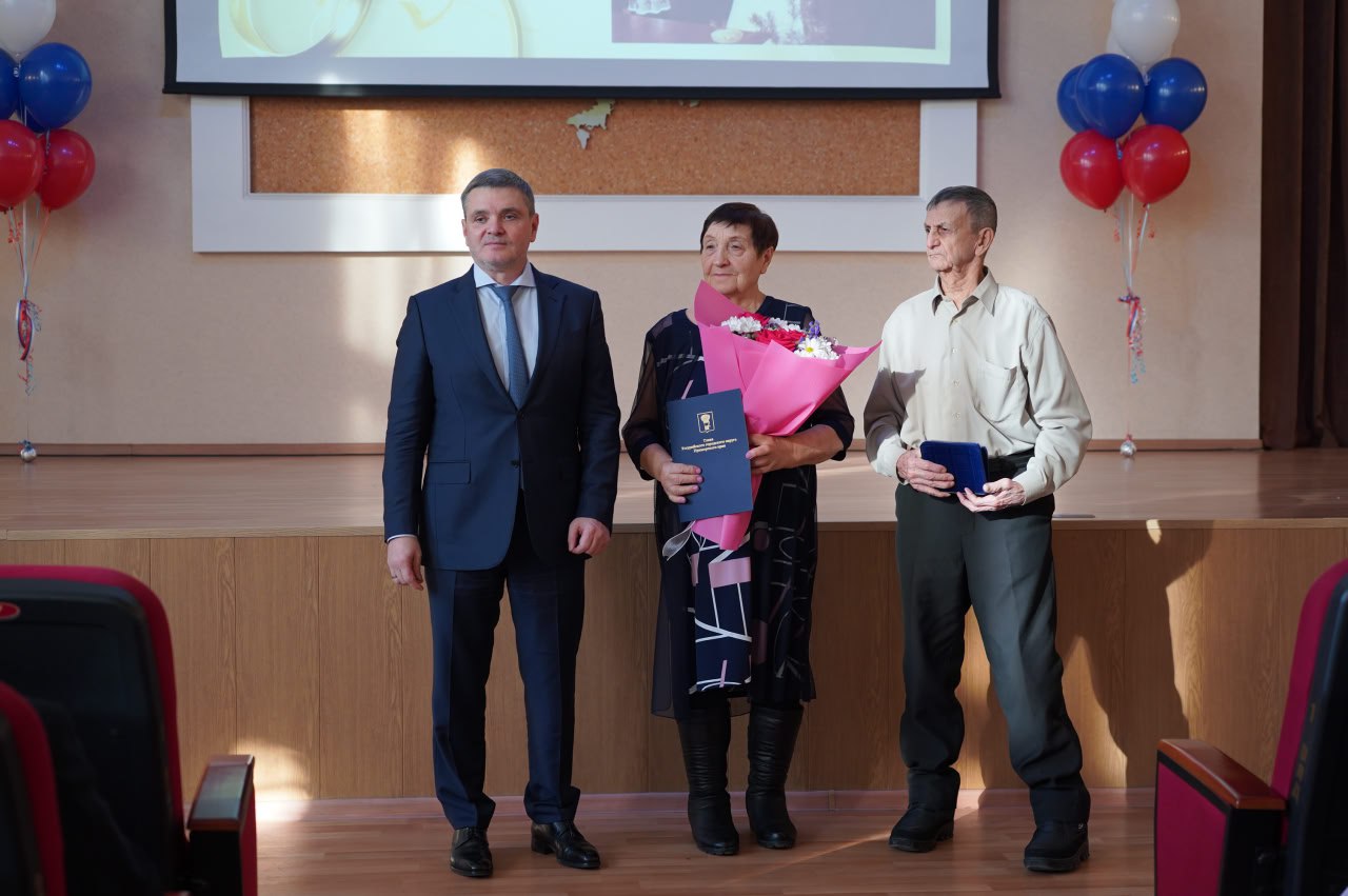 Евгений Корж: Почетный знак «Семейная доблесть» вручил 10-ти семейным парам наших уссурийцев Евгений Корж: Почетный знак «Семейная доблесть» вручил 10-ти семейным парам наших уссурийцев