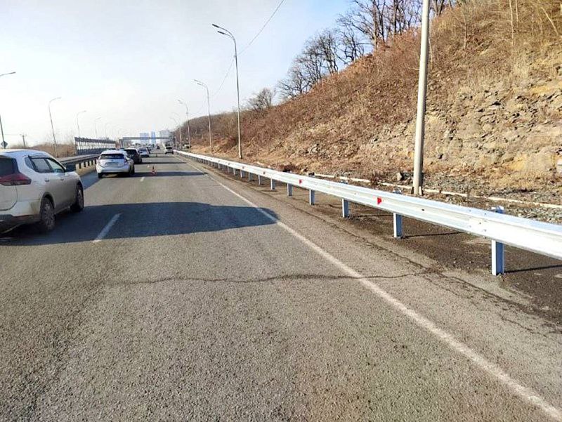 Компания-подрядчик по заказу администрации Владивостока провела работу по установке леерного ограждения на дороге от Восточной верфи до съезда на Русский остров