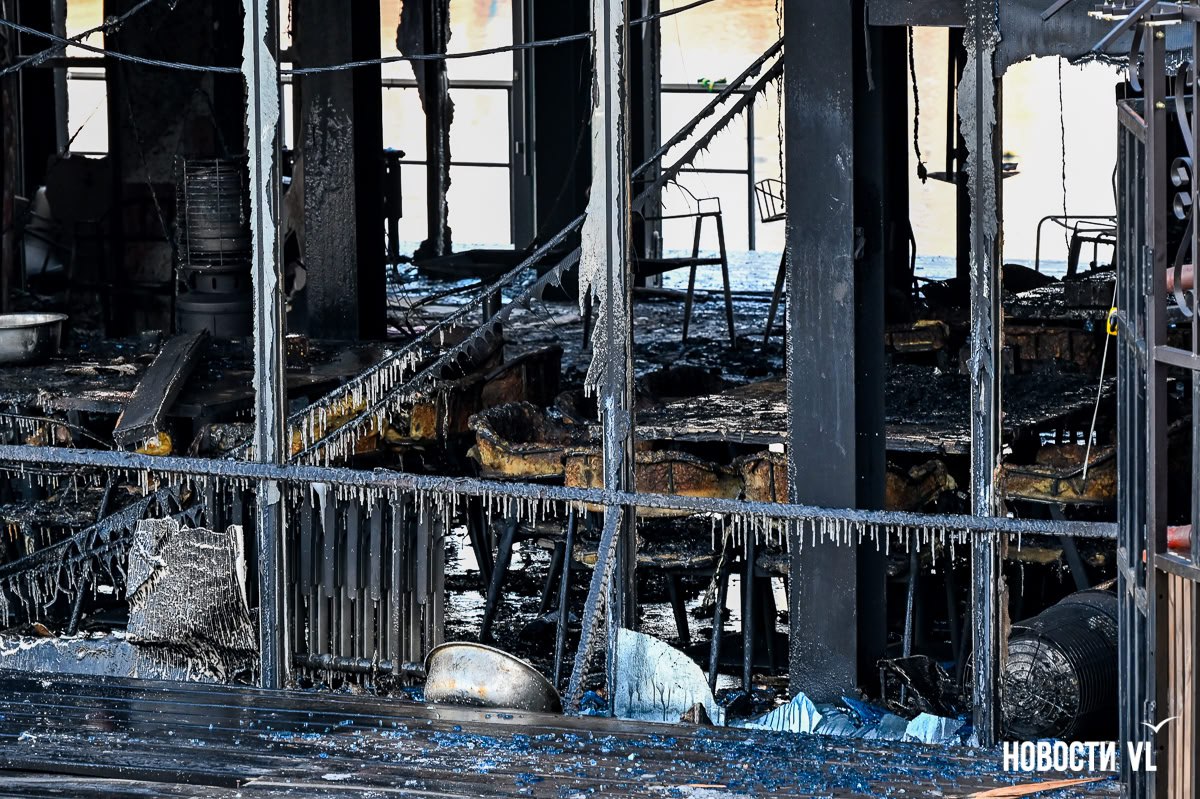 Ресторан на барже в центре Владивостока сгорел ночью, никто не пострадал Ресторан на барже в центре Владивостока сгорел ночью, никто не пострадал