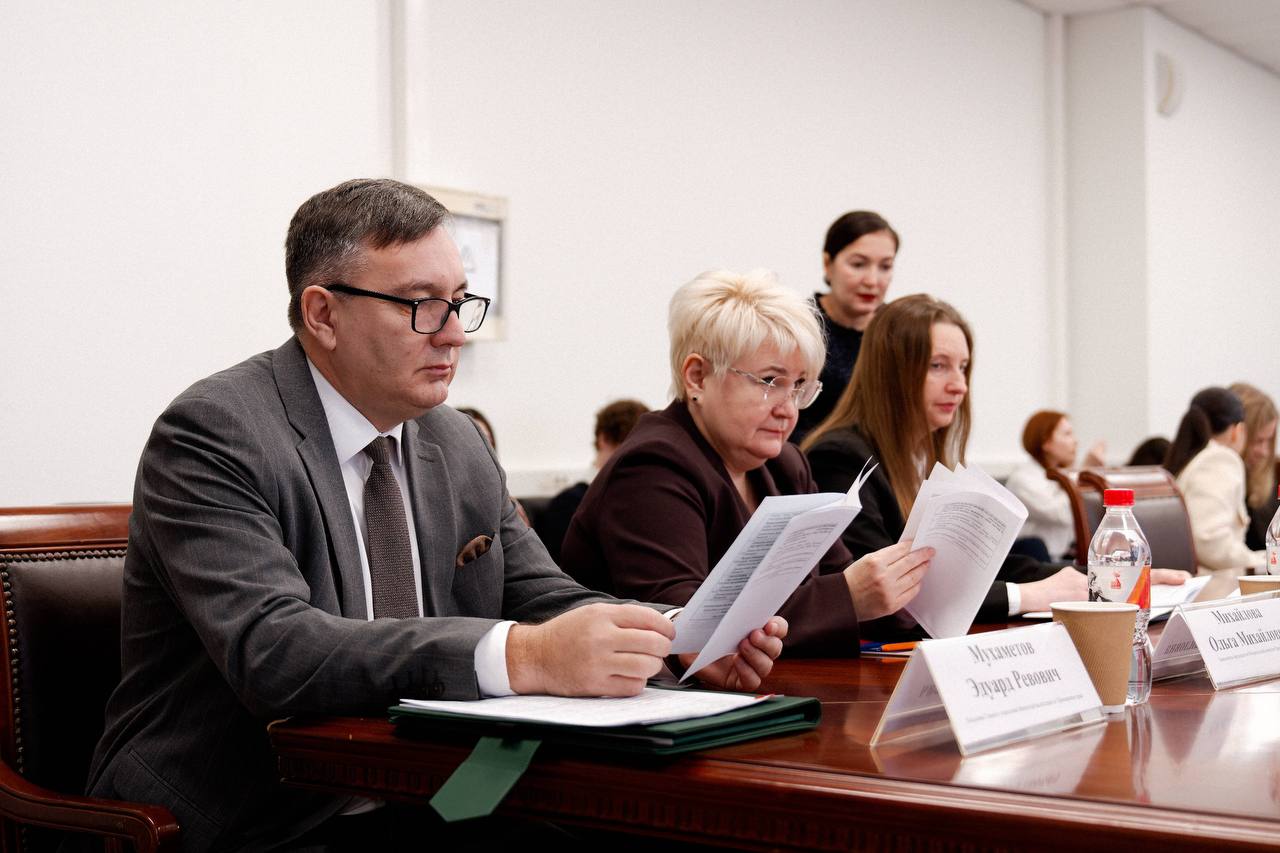 В стенах Юридической школы ДВФУ с 10 по 12 декабря 2025 г. прошла Всероссийская научно-практическая конференция «XVI Конституционные чтения: развитие конституционализма в XXI веке в условиях глобальных вызовов – от традиции...