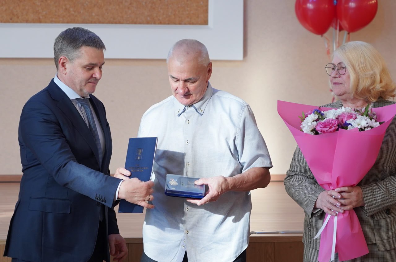 Евгений Корж: Почетный знак «Семейная доблесть» вручил 10-ти семейным парам наших уссурийцев Евгений Корж: Почетный знак «Семейная доблесть» вручил 10-ти семейным парам наших уссурийцев