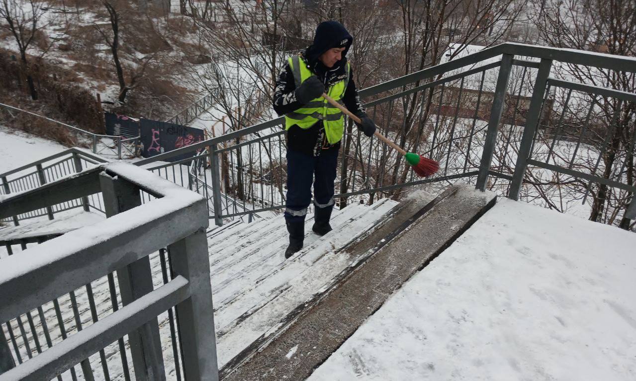 Бригады городской службы продолжают ликвидировать последствия непогоды Бригады городской службы продолжают ликвидировать последствия непогоды