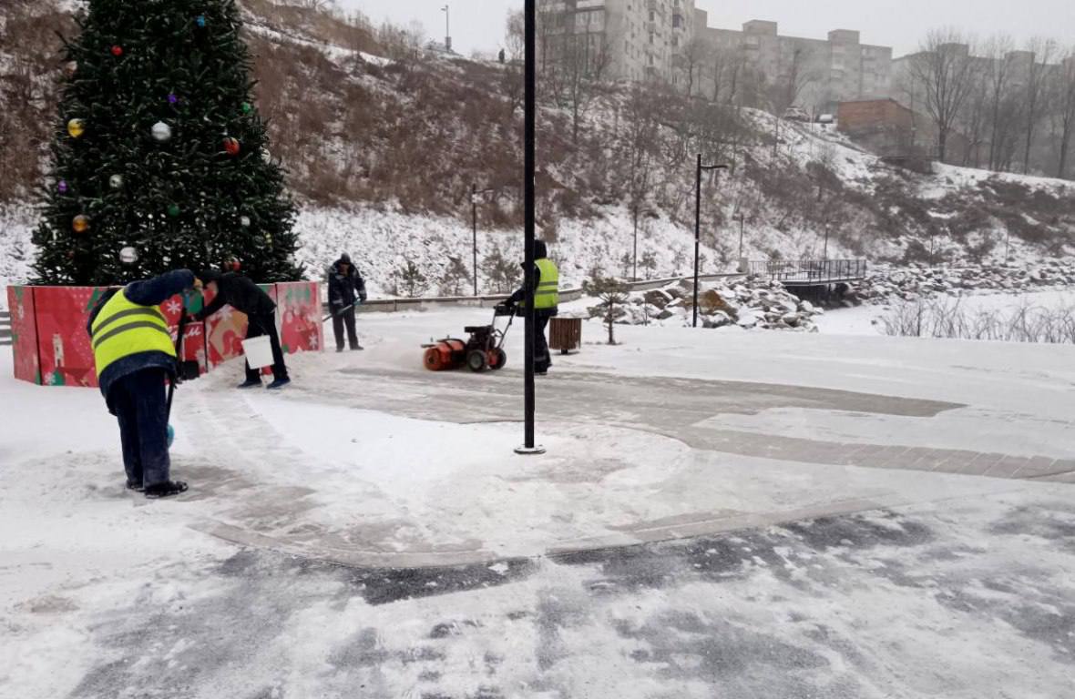 Бригады муниципальных служб и привлеченных подрядных организаций занимаются уборкой снега и обработкой противогололёдными материалами Бригады муниципальных служб и привлеченных подрядных организаций занимаются уборкой снега и обработкой противогололёдными материалами