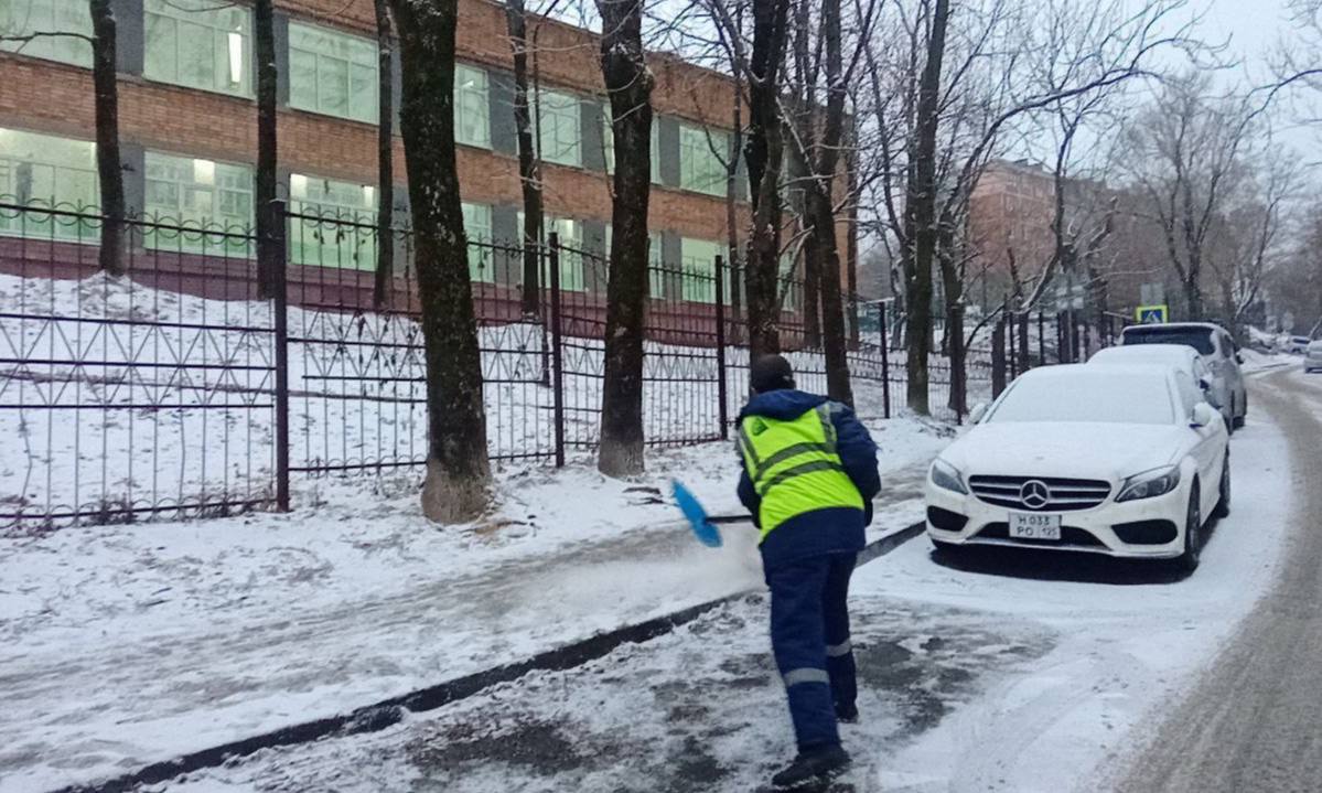 Бригады городской службы продолжают ликвидировать последствия непогоды Бригады городской службы продолжают ликвидировать последствия непогоды