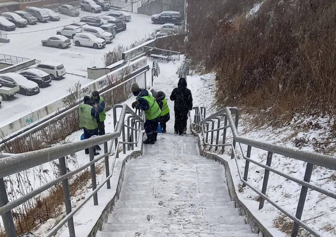 Бригады муниципальных служб и привлеченных подрядных организаций занимаются уборкой снега и обработкой противогололёдными материалами Бригады муниципальных служб и привлеченных подрядных организаций занимаются уборкой снега и обработкой противогололёдными материалами