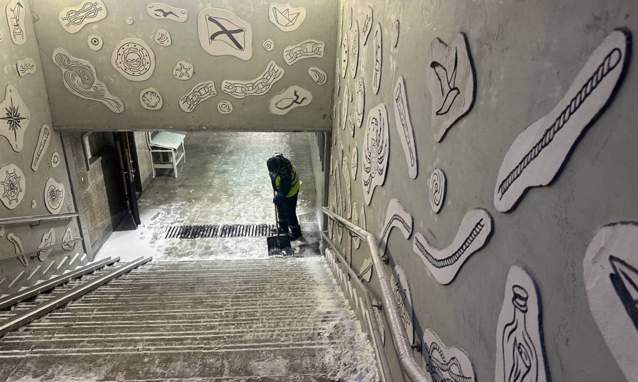 Бригады городской службы продолжают ликвидировать последствия непогоды Бригады городской службы продолжают ликвидировать последствия непогоды