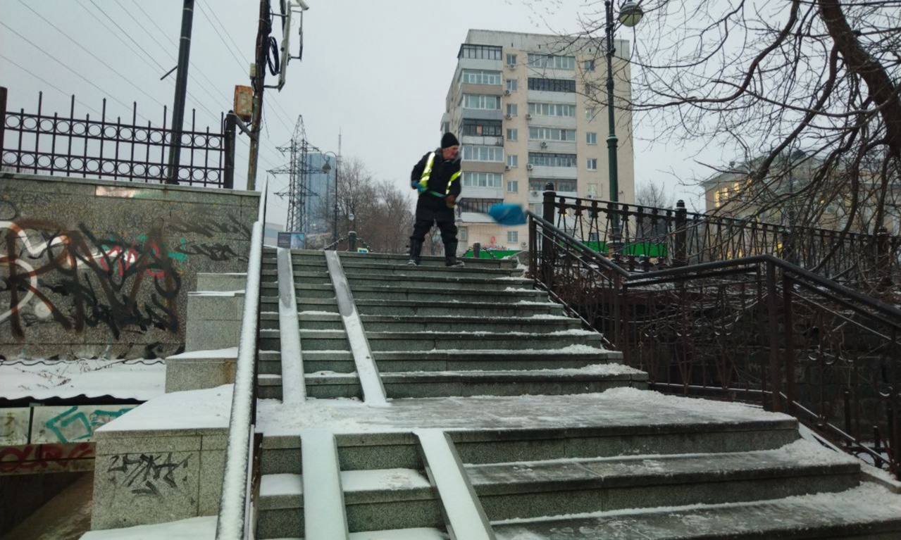 Бригады городской службы продолжают ликвидировать последствия непогоды Бригады городской службы продолжают ликвидировать последствия непогоды