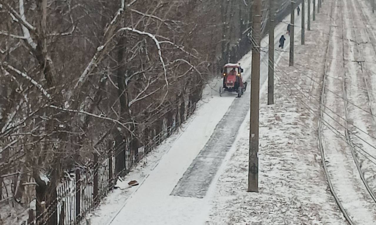 Бригады городской службы продолжают ликвидировать последствия непогоды Бригады городской службы продолжают ликвидировать последствия непогоды