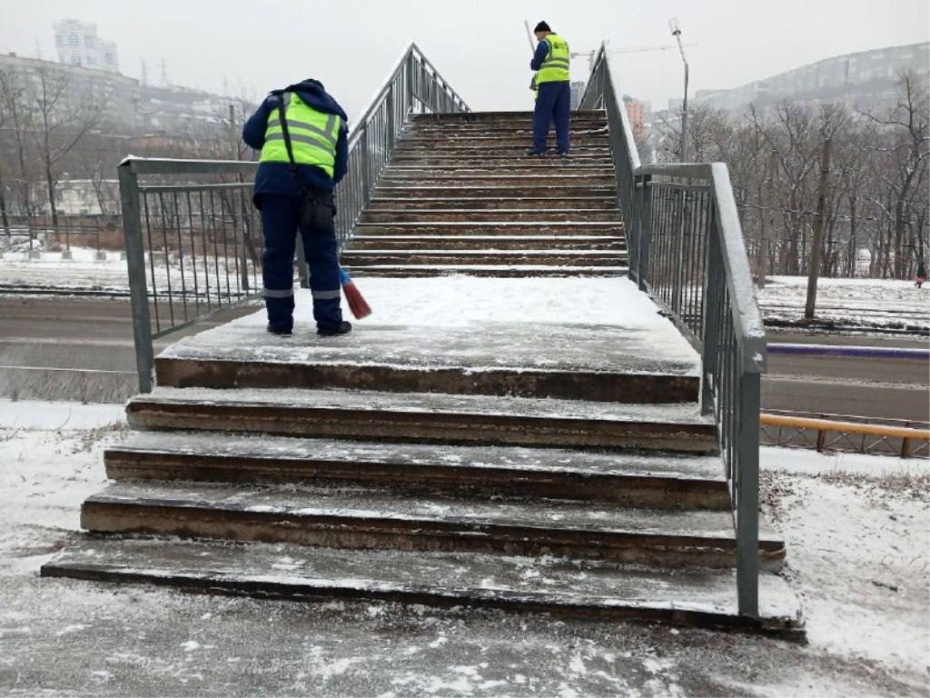Бригады муниципальных служб и привлеченных подрядных организаций занимаются уборкой снега и обработкой противогололёдными материалами Бригады муниципальных служб и привлеченных подрядных организаций занимаются уборкой снега и обработкой противогололёдными материалами