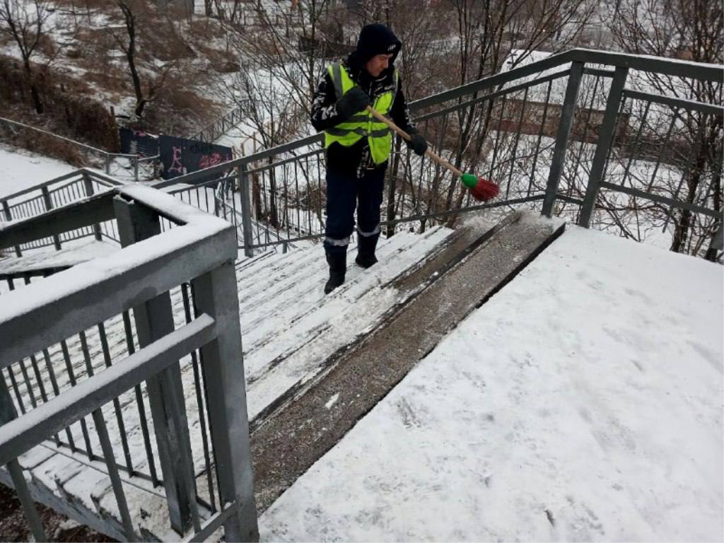 Бригады муниципальных служб и привлеченных подрядных организаций занимаются уборкой снега и обработкой противогололёдными материалами Бригады муниципальных служб и привлеченных подрядных организаций занимаются уборкой снега и обработкой противогололёдными материалами