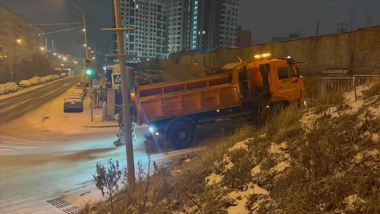 Дорожники убирают снег с улиц Владивостока, а также обрабатывают реагентами сложные участки и ключевые магистрали