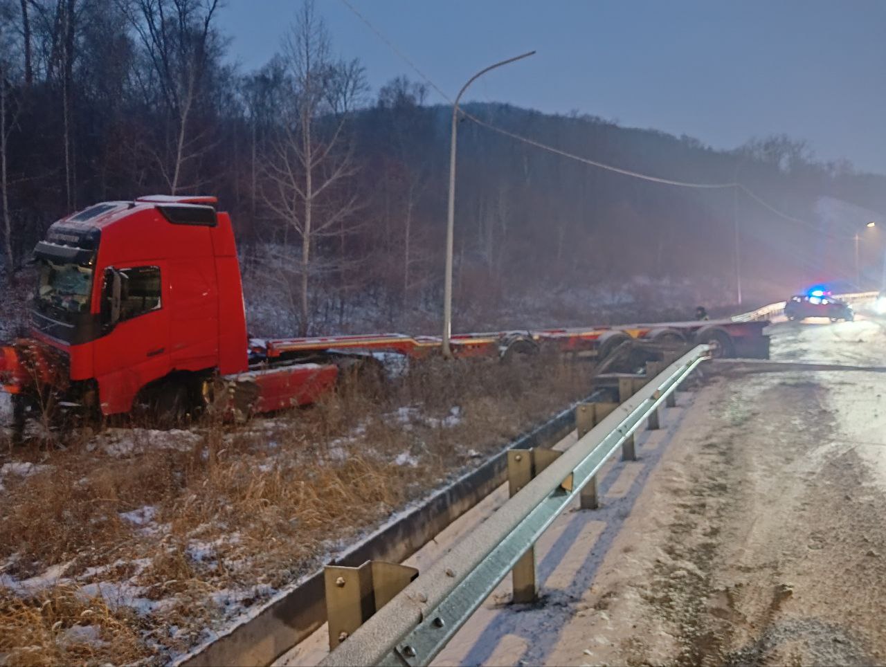 Госавтоинспекция Владивостока проводит проверку по факту ДТП на автодороге «Де-Фриз-Седанка-Патрокл» Госавтоинспекция Владивостока проводит проверку по факту ДТП на автодороге «Де-Фриз-Седанка-Патрокл»