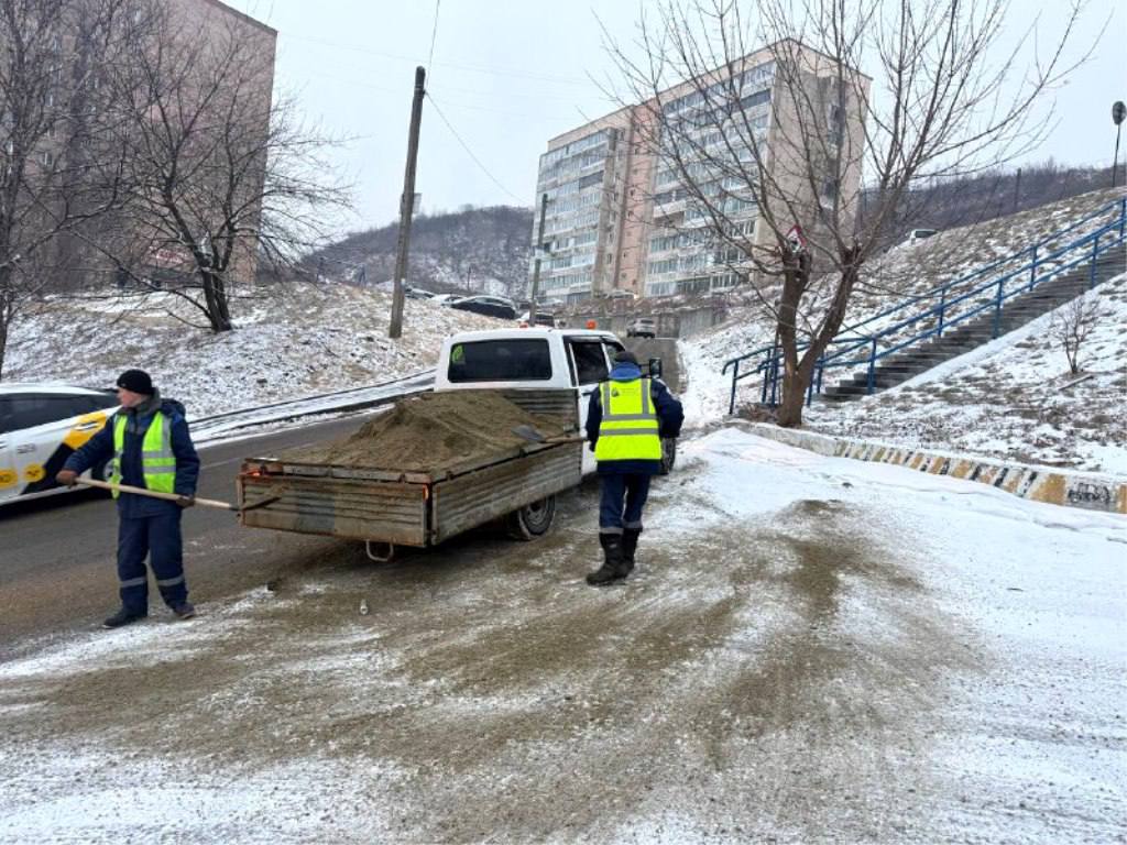 Бригады муниципальных служб и привлеченных подрядных организаций занимаются уборкой снега и обработкой противогололёдными материалами Бригады муниципальных служб и привлеченных подрядных организаций занимаются уборкой снега и обработкой противогололёдными материалами