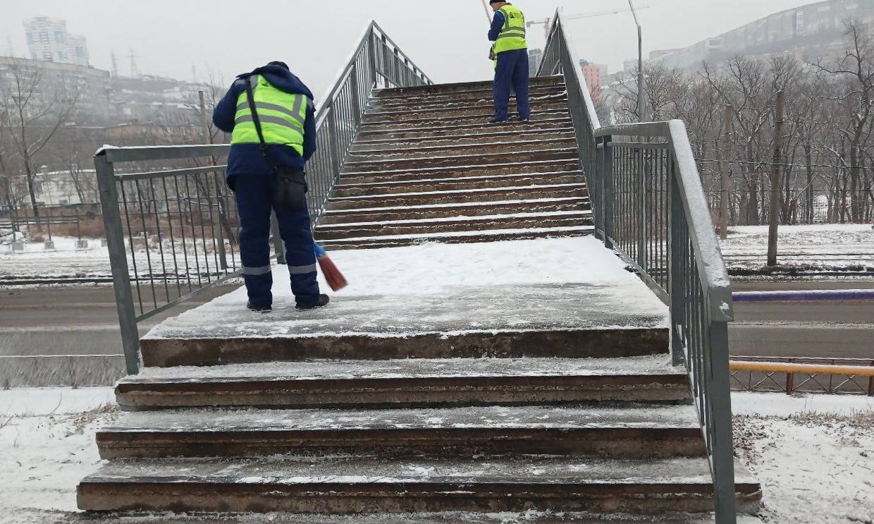 Бригады городской службы продолжают ликвидировать последствия непогоды Бригады городской службы продолжают ликвидировать последствия непогоды