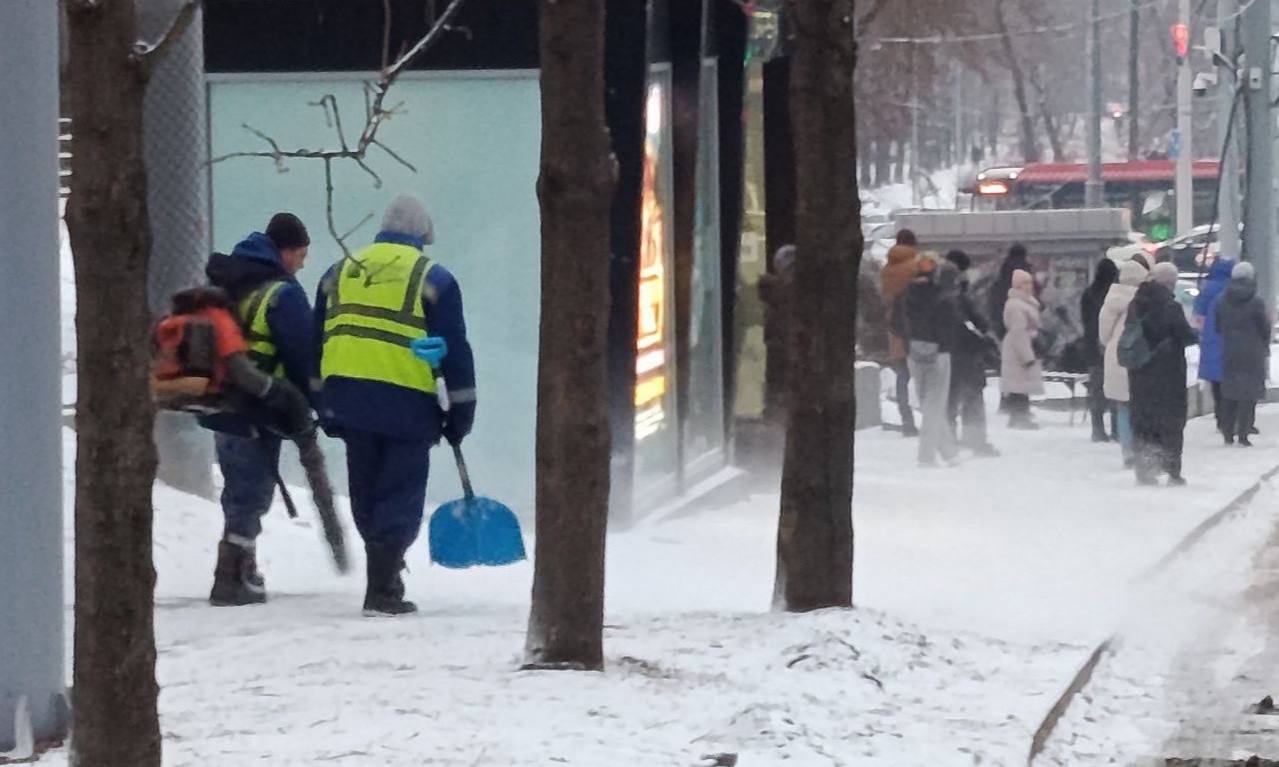 Бригады городской службы продолжают ликвидировать последствия непогоды Бригады городской службы продолжают ликвидировать последствия непогоды