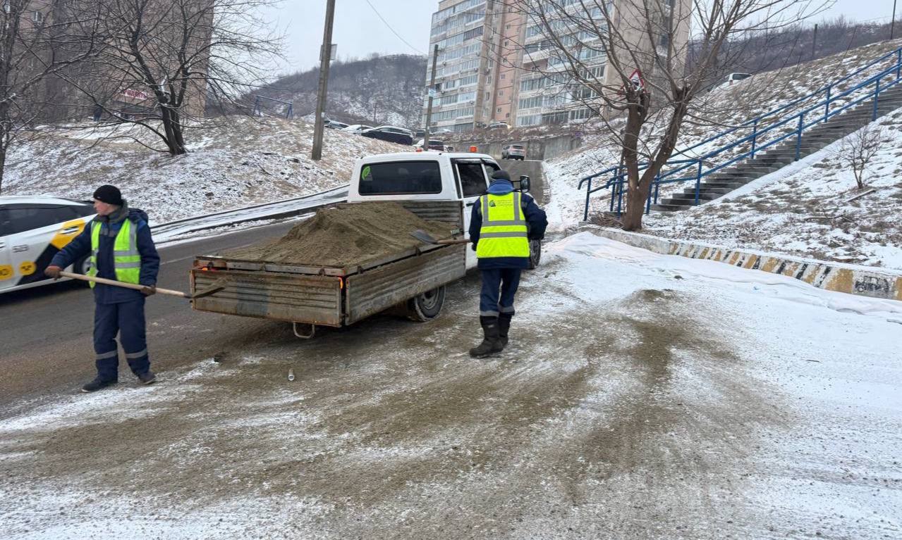 Бригады городской службы продолжают ликвидировать последствия непогоды Бригады городской службы продолжают ликвидировать последствия непогоды