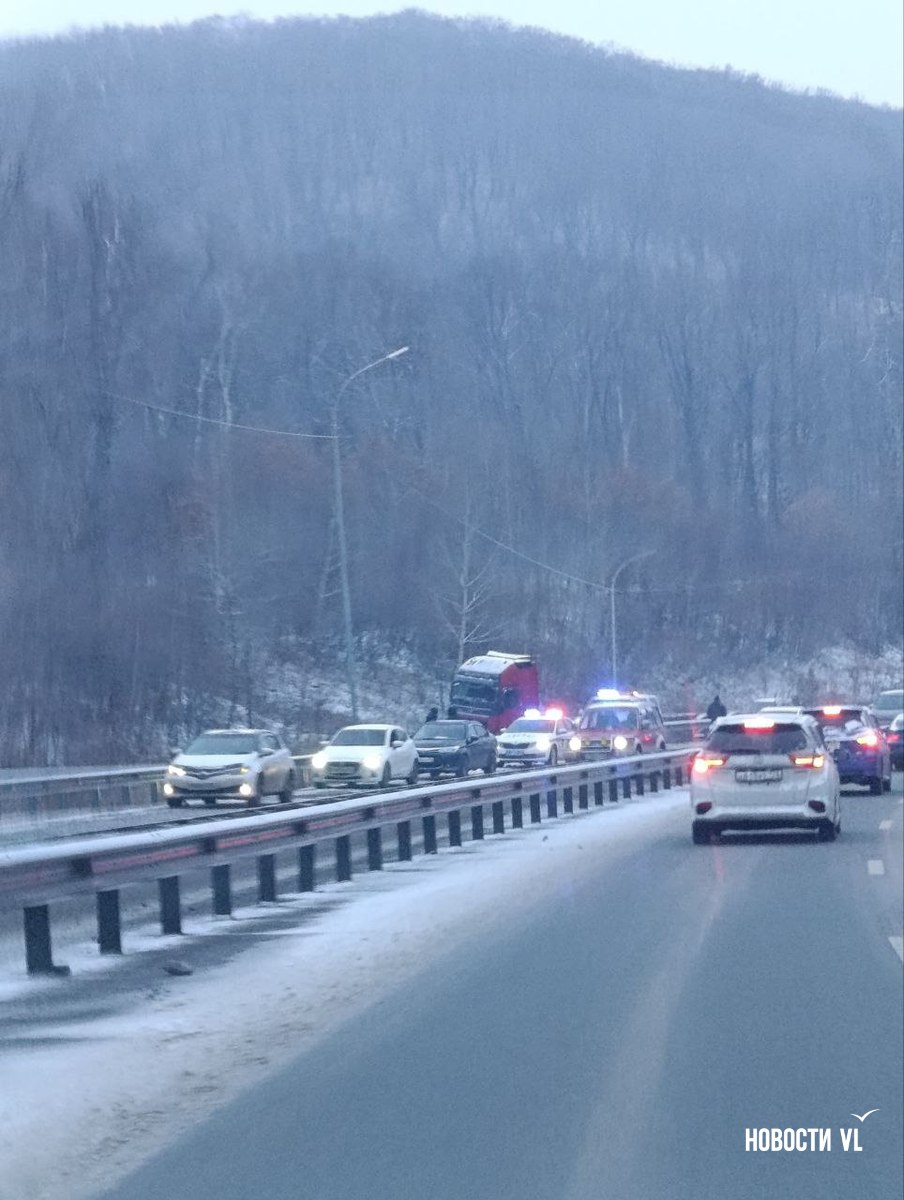 Mitsubishi Colt столкнулся с грузовиком на объездной трассе, пострадал водитель легковушки