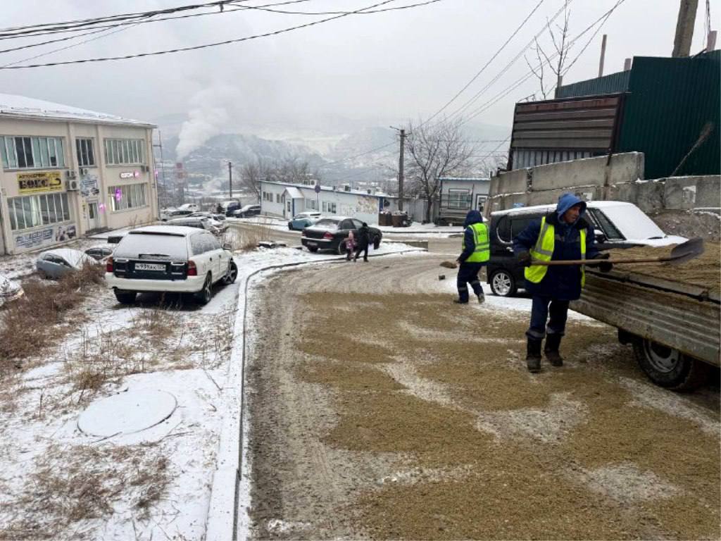 Бригады муниципальных служб и привлеченных подрядных организаций занимаются уборкой снега и обработкой противогололёдными материалами Бригады муниципальных служб и привлеченных подрядных организаций занимаются уборкой снега и обработкой противогололёдными материалами