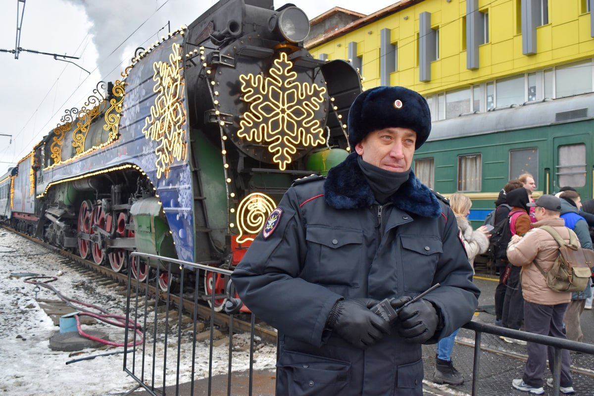 В Пензе сотрудники транспортной полиции обеспечили правопорядок во время стоянки «Поезда Деда Мороза»