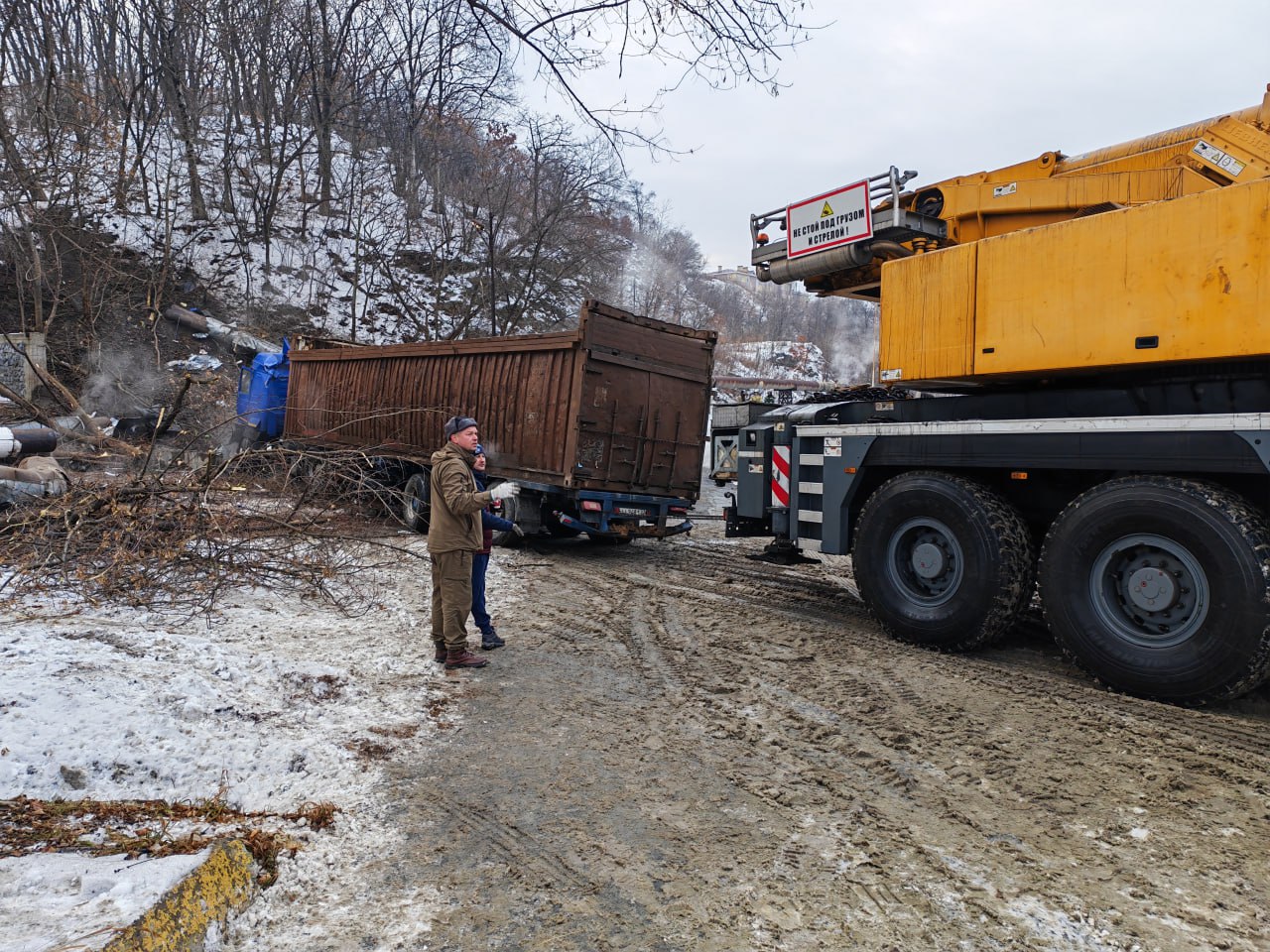 Глава Находки Тимур Магинский провел экстренное заседание комиссии по чрезвычайным ситуациям в связи с аварией на магистральном участке теплопровода в районе кольцевой развязки возле ТЦ «Находка Мега» Глава Находки Тимур Магинский провел экстренное заседание комиссии по чрезвычайным ситуациям в связи с аварией на магистральном участке теплопровода в районе кольцевой развязки возле ТЦ «Находка Мега»
