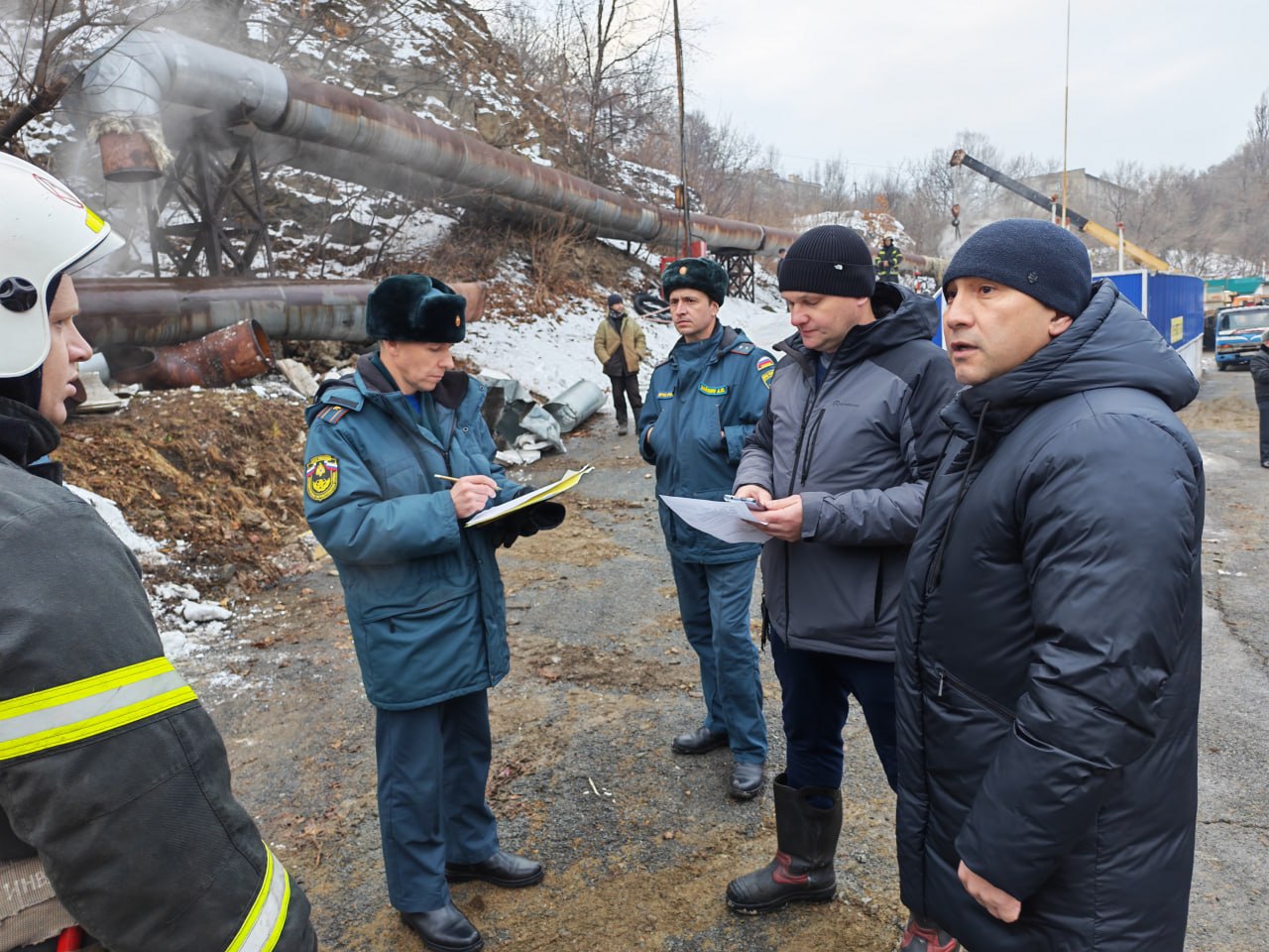 Глава Находки Тимур Магинский провел экстренное заседание комиссии по чрезвычайным ситуациям в связи с аварией на магистральном участке теплопровода в районе кольцевой развязки возле ТЦ «Находка Мега»