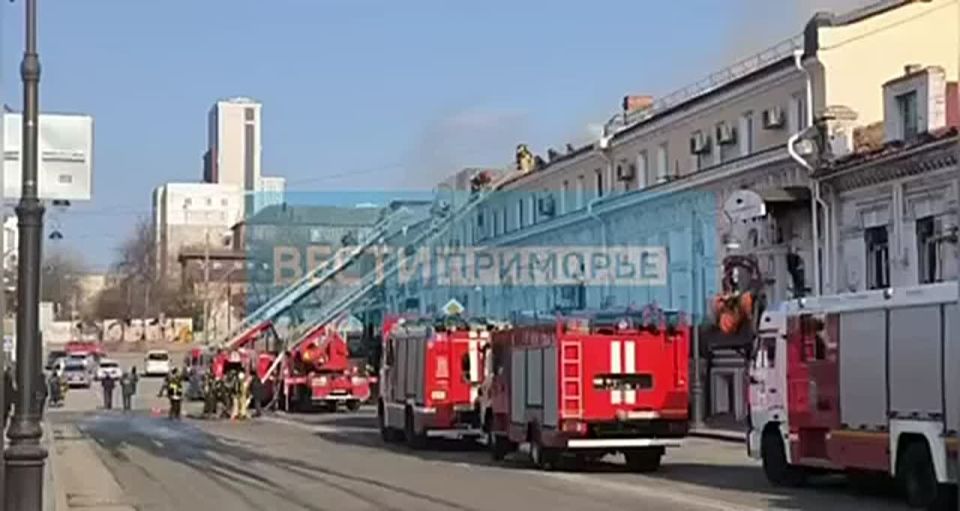 Огнеборцы МЧС России ликвидируют возгорание административного здания во Владивостоке