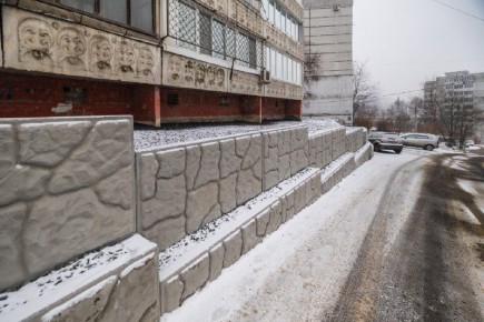 Во дворе на Карбышева, 54 построена новая подпорная стена и отремонтирована дорога