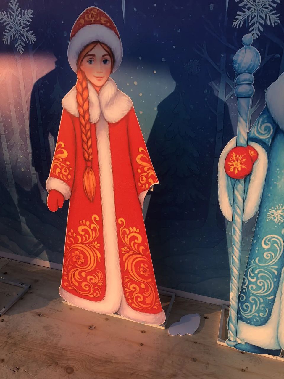 Ну что, друзья... Первые потери... Не успели мы оформить Зимний городок и открыть его официально для посещения людей, как уже начались акты вандализма