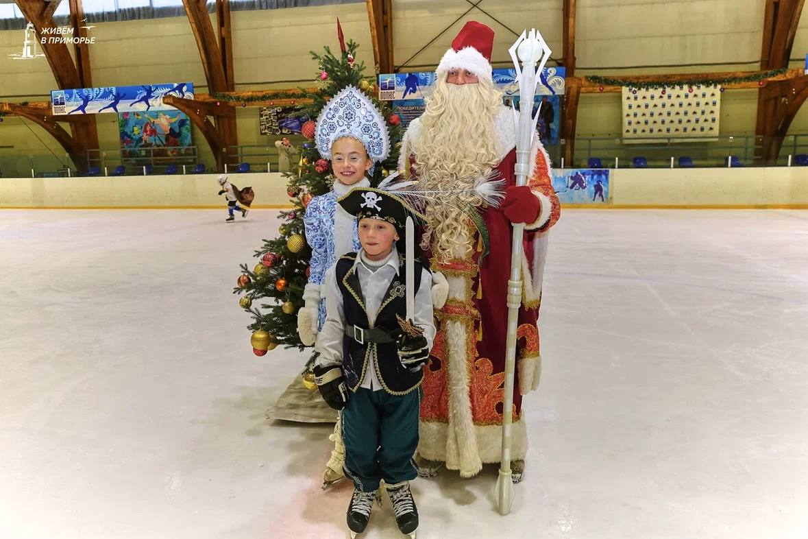 Новогодний утренник для самых маленьких фигуристов и хоккеистов прошёл во Владивостоке Новогодний утренник для самых маленьких фигуристов и хоккеистов прошёл во Владивостоке