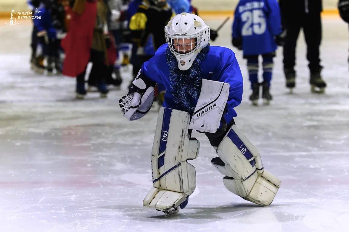 Новогодний утренник для самых маленьких фигуристов и хоккеистов прошёл во Владивостоке Новогодний утренник для самых маленьких фигуристов и хоккеистов прошёл во Владивостоке