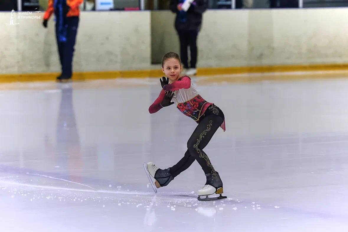 Новогодний утренник для самых маленьких фигуристов и хоккеистов прошёл во Владивостоке Новогодний утренник для самых маленьких фигуристов и хоккеистов прошёл во Владивостоке
