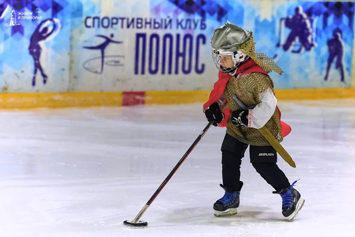 Новогодний утренник для самых маленьких фигуристов и хоккеистов прошёл во Владивостоке Новогодний утренник для самых маленьких фигуристов и хоккеистов прошёл во Владивостоке