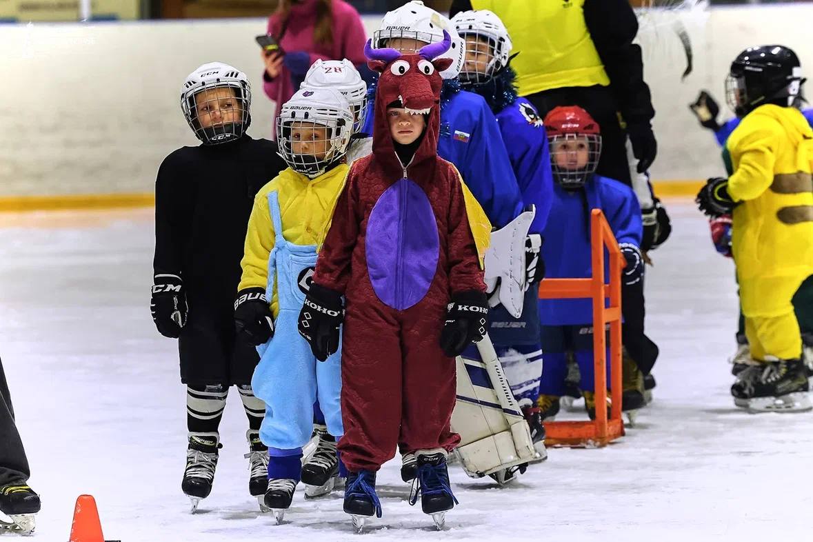 Новогодний утренник для самых маленьких фигуристов и хоккеистов прошёл во Владивостоке Новогодний утренник для самых маленьких фигуристов и хоккеистов прошёл во Владивостоке