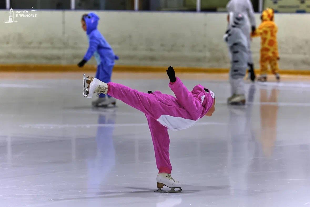 Новогодний утренник для самых маленьких фигуристов и хоккеистов прошёл во Владивостоке Новогодний утренник для самых маленьких фигуристов и хоккеистов прошёл во Владивостоке