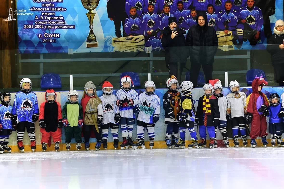 Новогодний утренник для самых маленьких фигуристов и хоккеистов прошёл во Владивостоке Новогодний утренник для самых маленьких фигуристов и хоккеистов прошёл во Владивостоке