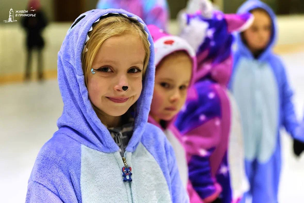 Новогодний утренник для самых маленьких фигуристов и хоккеистов прошёл во Владивостоке Новогодний утренник для самых маленьких фигуристов и хоккеистов прошёл во Владивостоке