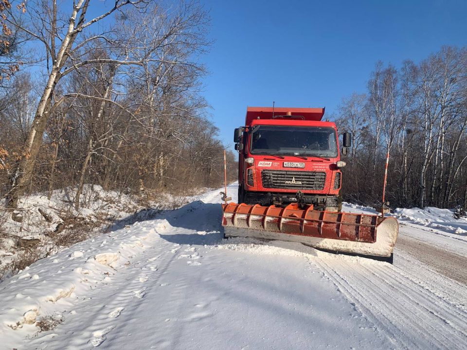 Работы по снегоуборке продолжает филиал «Арсеньевский» между населенными пунктами Николо-Михайловка и Яковлевка Яковлевского округа