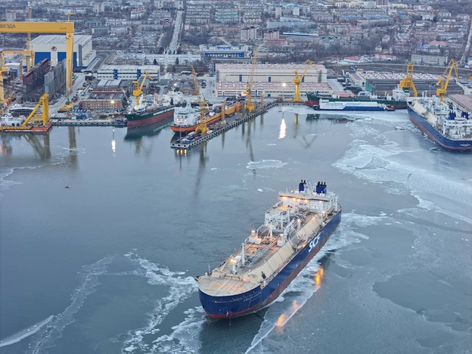 Арктический флот пополнился настоящим тяжеловесом: к работе приступил первый газовоз СПГ, полностью построенный в России!